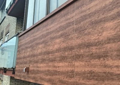 Frentes balcones y forro del muro del balcón de ladrillo