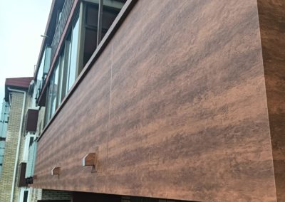 Frentes balcones y forro del muro del balcón de ladrillo