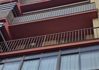 Frentes balcones y forro del muro del balcón de ladrillo - Antes